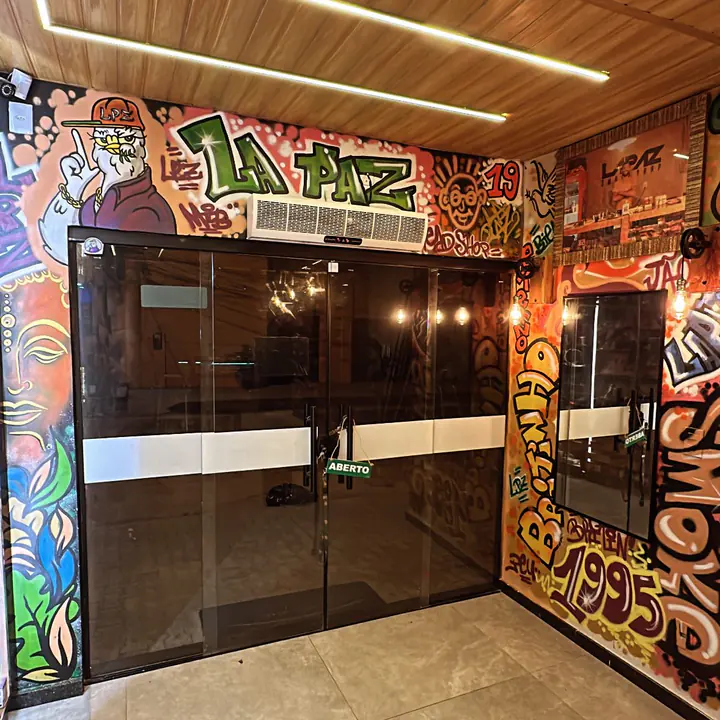 A entrada grafitada na Rua da Pituba