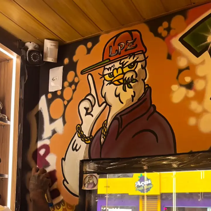 A pomba grafitada na parede da loja